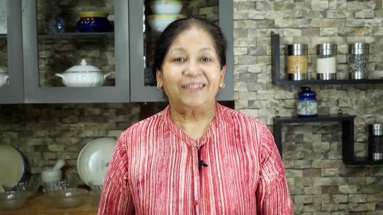 ढेर सारी परतों वाली कुरकुरी मावा गुजिया । Layered Mawa gujiya recipe | Sweet Mawa Karanji Recipe