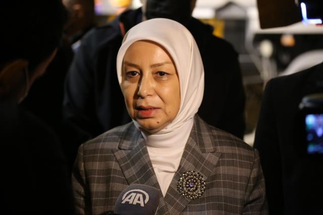 AK Parti Malatya Milletvekili Çalık, çöken binanın enkazında incelemelerde bulundu