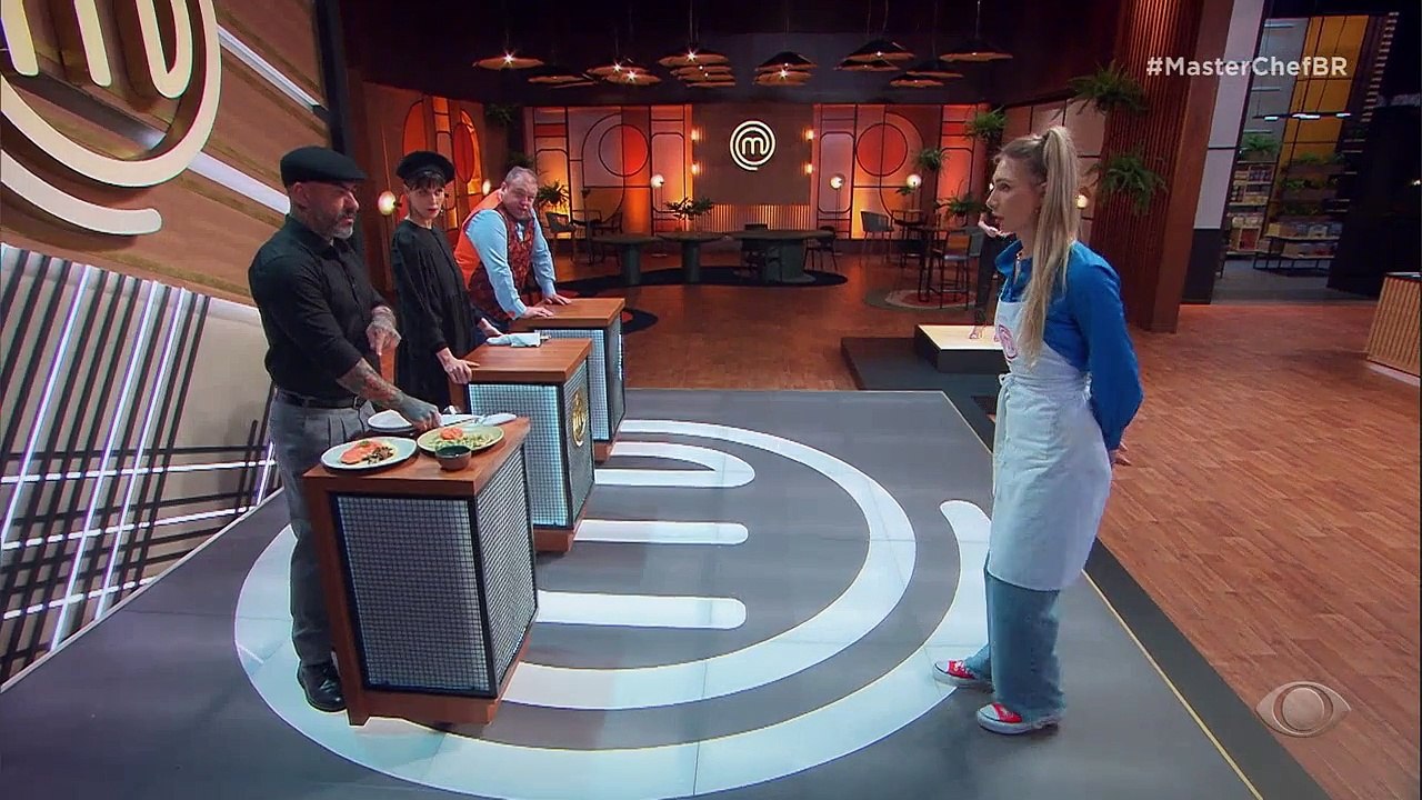 A cozinheira prepara tartar de salmão com tempurá de folha de cenoura e salmão unilateral, shimeji, purê de batata com wasabi e azeite; Fogaça diz que o cardápio é "démodé" [fora de moda]