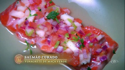 A cozinheira fez salmão curado com vinagrete de maçã verde e salmão defumado com pele crocante, purê de cenoura e tomate assado