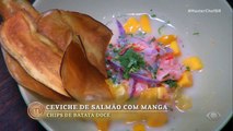 O competidor apresenta ceviche de salmão com manga e chips de batata doce e salmão de baixa cocção com vagem, purê de couve flor e molho de maracujá