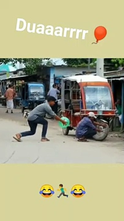 PRANK MELETUSIN BALON DI ORANG YANG LAGI POMPA BAN