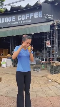 Nhan sắc xinh đẹp của Tiểu Vy khi ăn vội cạnh thùng rác