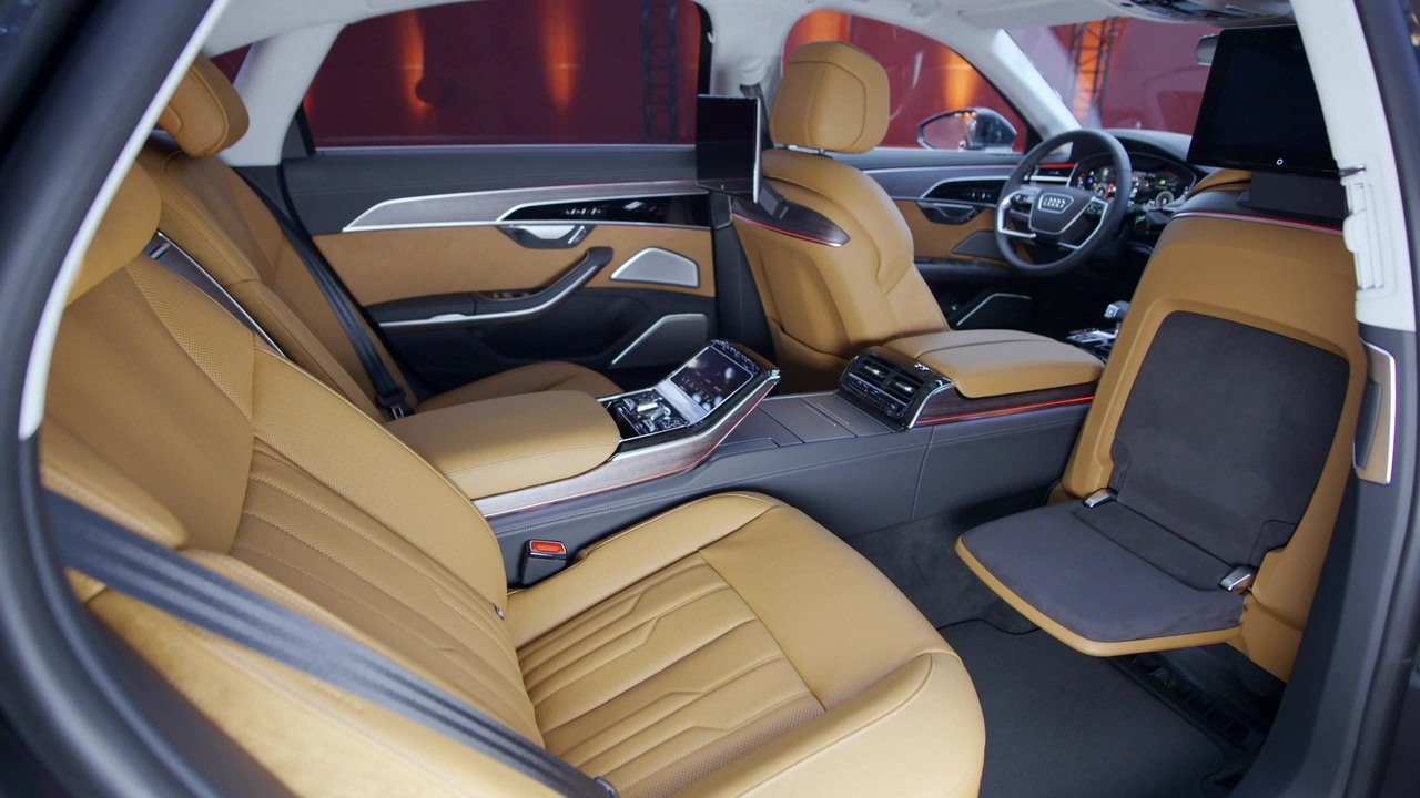Der Audi A8 - Für moderne Ansprüche - die neuen Bildschirme im Fond