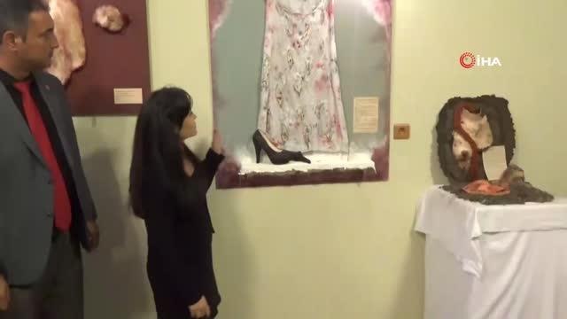 Geri dönüşüm malzemeleri kullanarak kadına şiddete dikkat çekiyor