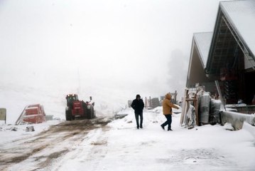 Kartalkaya'da kar yağışı ve sis etkili oluyor