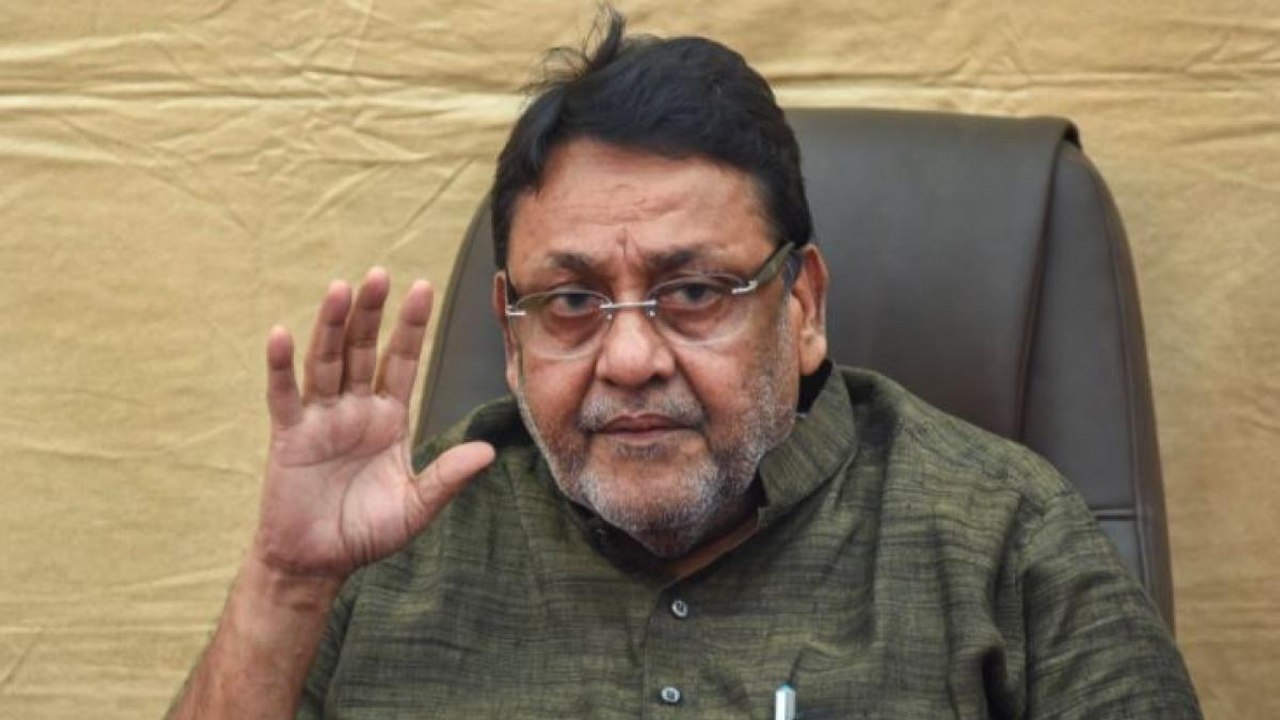 Fadnavis shielded fake note racket, says Nawab Malik