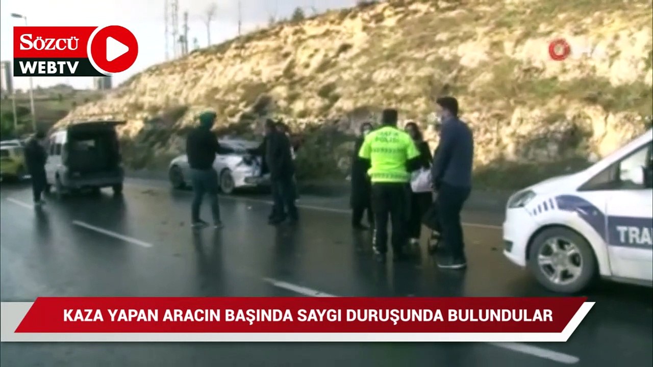 Kaza yapan araçlarının başında saygı duruşunda bulundular
