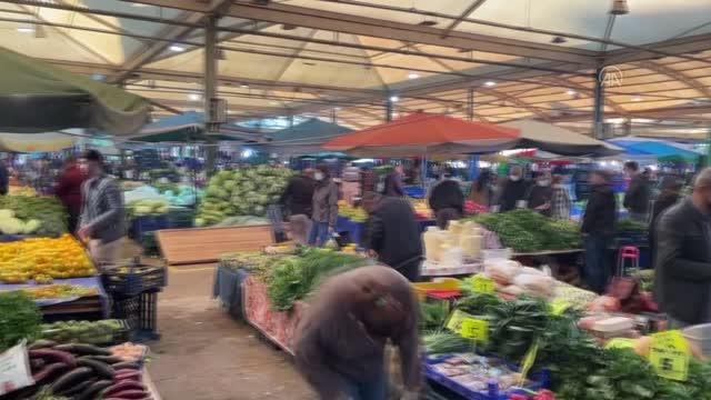 Büyük Önder Atatürk'ü anıyoruz - Semt pazarında saygı duruşu