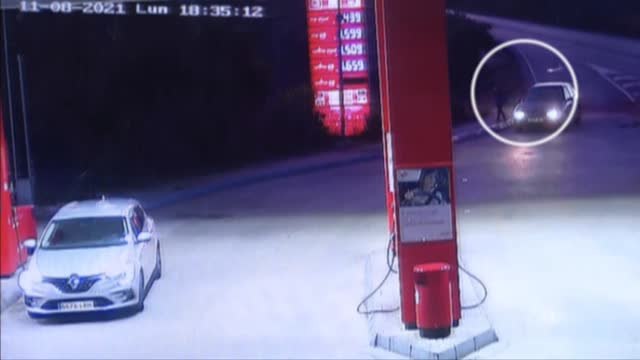 Roba un coche con un niño dentro y abandona al pequeño en una gasolinera