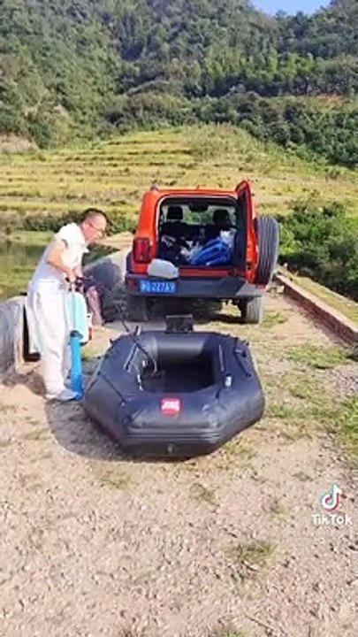 Il crée une maison flottante avec du matériel pris à Décathlon