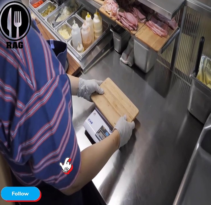 Sándwich Abierto de Jamón Casero Cubierto con Huevo Escalfado