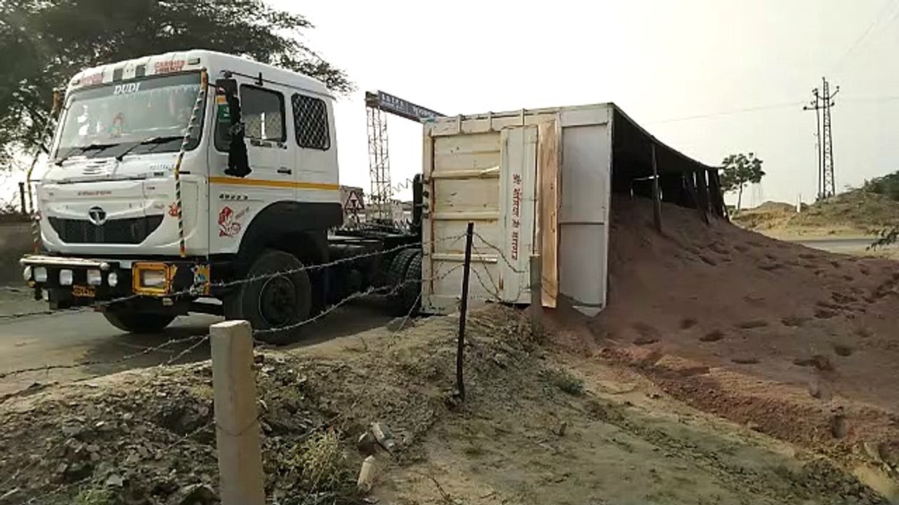 नेशनल हाइवे को जोडऩे वाली सडक़ पर पलटा बजरी से भरा ट्रोला
