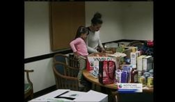 Entregan donaciones a niños inmigrantes