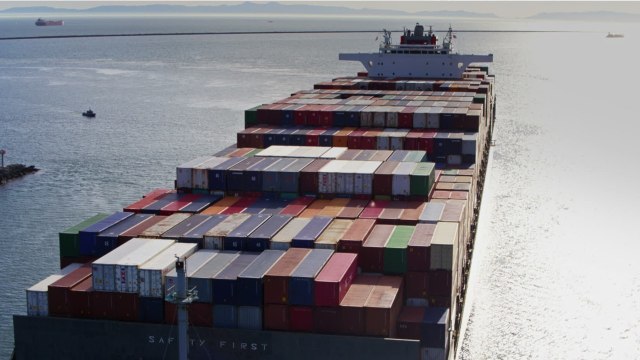 Brexit : embouteillage de bateaux plein de cadeaux de Noël dans un port, les navires déroutés