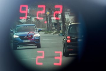 Un radar très rentable, une Dacia hybride à 7 places… le JT auto