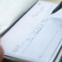 Elle dépose un chèque de 75 euros, le guichet de la banque affiche une somme astronomique (3)