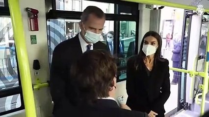 La Reina Letizia enamora con capa y guiño a Italia