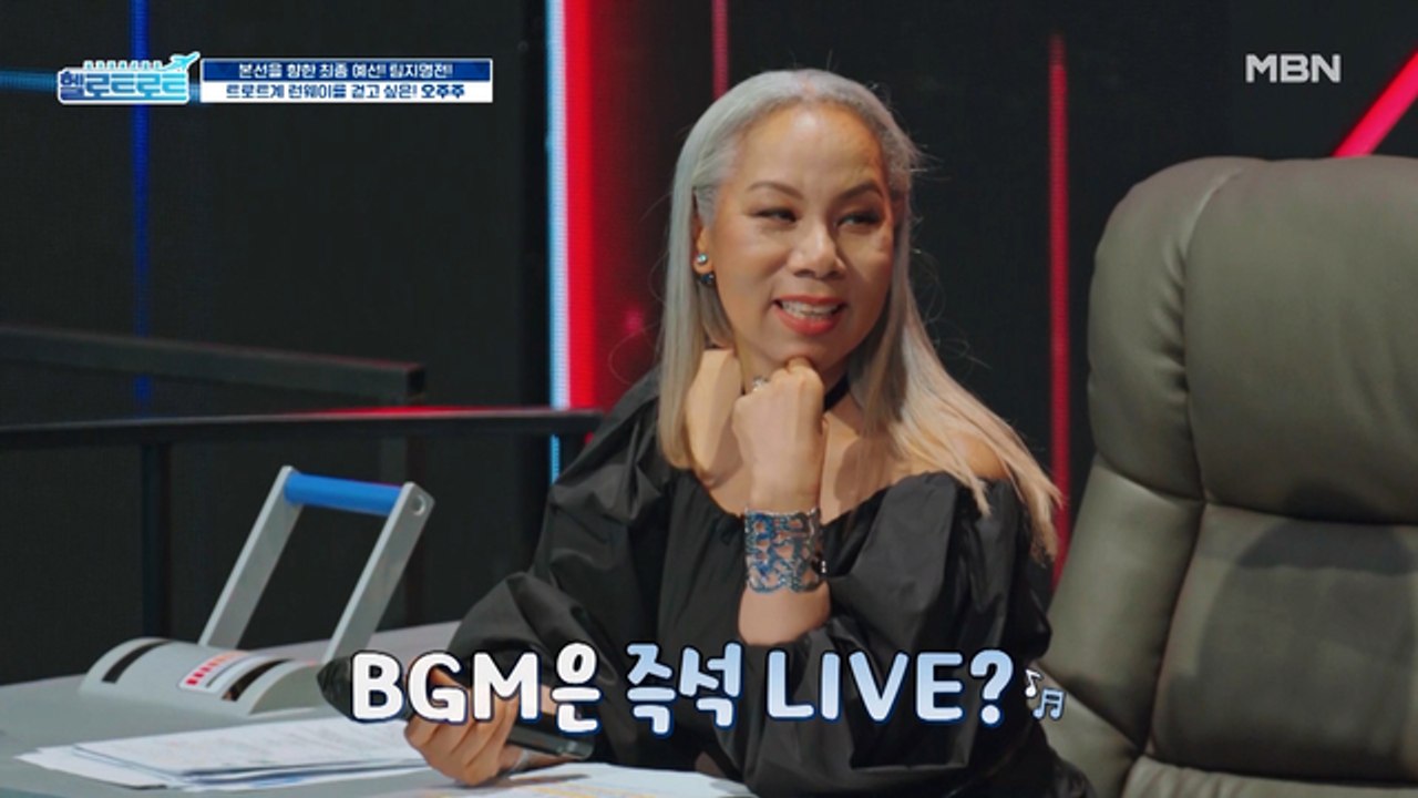 모델 출신 트로트 가수의 등장! 정훈희 감독의 입반주에 따라 즉석 워킹 시범을?