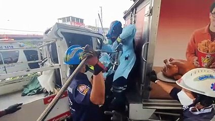 กระบะเปลี่ยนเลนออกช่องทางด่วนกะทันหันตัดหน้าสีล้อกลางชนเหมากระบะ 3 คันรวด