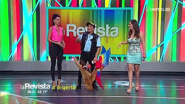 Humor: Angélica trajo recuerdos muy especiales de sus vacaciones para sus amigos de La Revista