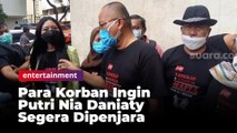 Pakai Kaos Seragam, Para Korban Ingin Putri Nia Daniaty Segera Dipenjara
