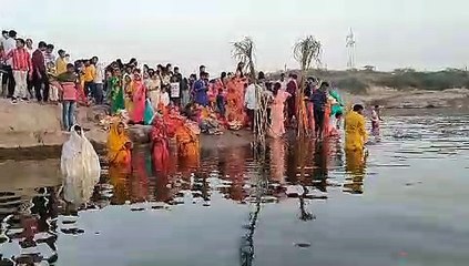 Watch- छठ पूजन पर व्रती महिलाओं ने दिया अस्तांचलगामी सूर्य को अर्ग्य