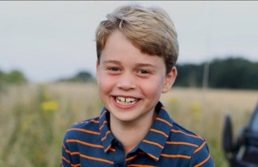 ジョージ王子、アリを食べて目が輝く