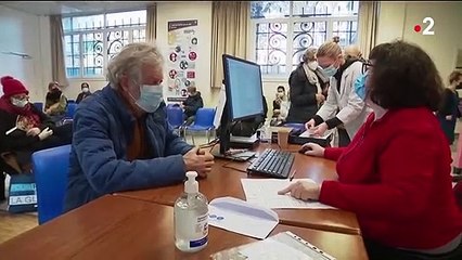 Covid-19 : après le discours d'Emmanuel Macron, ruée sur les rendez-vous pour la troisième dose de vaccin