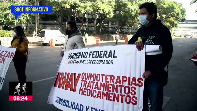 Padres de niños con cáncer protestan en el AICM