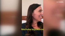 Yeni Zelanda: Başbakan Ardern'in 'ulusa sesleniş' konuşmasını üç yaşındaki kızı böldü