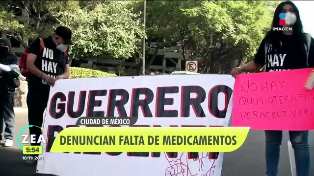 Padres de niños con cáncer se manifiestan en el AICM por falta de medicamentos