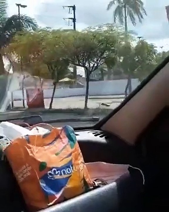 Un homme laisse sa copine porter sa nouvelle télévision à l'arrière de sa moto !