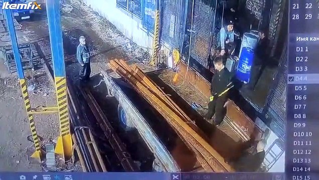 Cet ouvrier va avoir un réflexe incroyable... Très agile