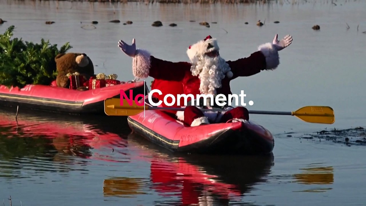 Nikolaus paddelt im boot über den see genezareth