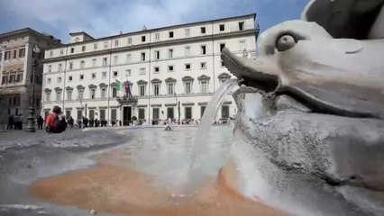 Scatta subito stretta a monopattini e parcheggi