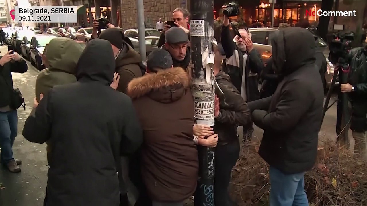 شاهد: الشرطة الصربية تمنع نشطاء من التظاهر أمام جدارية لراتكو ملاديتش قائد صرب البوسنة