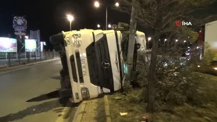 Télécharger la video: Virajı alamayan tır, aydınlatma direğine çarparak durabildi