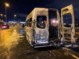 E-5'te servis minibüsü alev topuna döndü