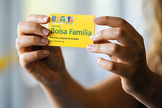 Comentarista fala sobre fim do Bolsa Família, Auxílio Brasil e Auxílio Emergencial como plano B