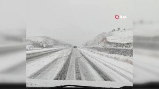 Niğde'de kar yağışı etkili oldu... Araçlar zor anlar yaşadı
