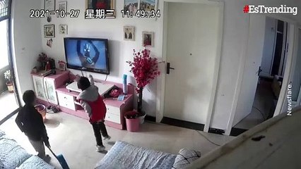 Una inocente travesura: niño dañó televisor mientras intentaba ayudar a su superhéroe favorito en pantalla