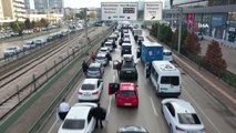 Öğrenciler Bursa-İzmir yolunu trafiğe kapattı