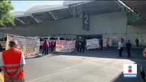 Trabajadores de aduanas protestan en el AICM por despidos injustificados