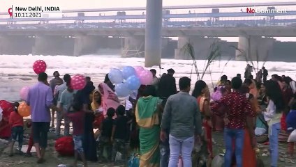 شاهد: الرغوة السامة لم تمنع احتفالات مهرجان "تشهات بوجا" في نيودلهي