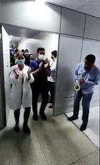 Equipe de hospital de Joinville se emociona em fechamento de UTI para Covid-19