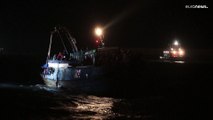 شاهد: زورق حرس السواحل الإيطالي ينقذ 396 مهاجراً من عرض المتوسط