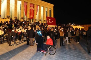 Anıtkabir'de gece ziyaretçi yoğunluğu