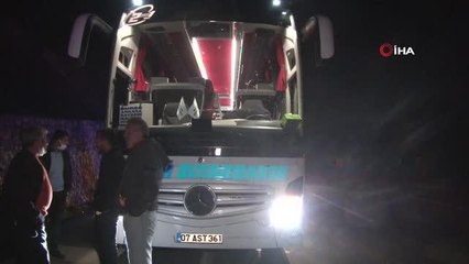 Refüje düşen otomobilin sıçrattığı taş parçaları yolcu otobüsünün camını parçaladı: 1 yaralı