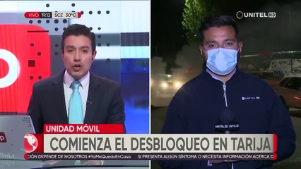 Policía reprime a manifestantes y logra desbloquear la carretera que une la ciudad de Tarija con Bermejo